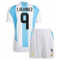 Fotbollsset Barn Argentina Julian Alvarez #9 Hemmatröja Copa America 2024 Mini-Kit Kortärmad (+ korta byxor)