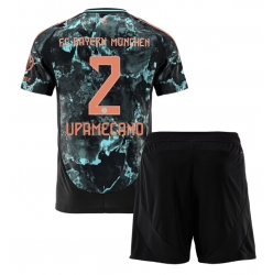 Fotbollsset Barn Bayern Munich Dayot Upamecano #2 Bortatröja 2024-25 Mini-Kit Kortärmad (+ korta byxor)