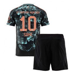 Fotbollsset Barn Bayern Munich Leroy Sane #10 Bortatröja 2024-25 Mini-Kit Kortärmad (+ korta byxor)