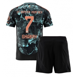 Fotbollsset Barn Bayern Munich Serge Gnabry #7 Bortatröja 2024-25 Mini-Kit Kortärmad (+ korta byxor)