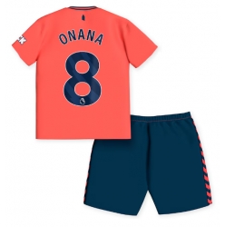 Fotbollsset Barn Everton Amadou Onana #8 Bortatröja 2023-24 Mini-Kit Kortärmad (+ korta byxor)