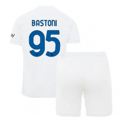 Fotbollsset Barn Inter Milan Alessandro Bastoni #95 Bortatröja 2023-24 Mini-Kit Kortärmad (+ korta byxor)