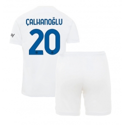 Fotbollsset Barn Inter Milan Hakan Calhanoglu #20 Bortatröja 2023-24 Mini-Kit Kortärmad (+ korta byxor)