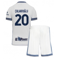 Fotbollsset Barn Inter Milan Hakan Calhanoglu #20 Bortatröja 2024-25 Mini-Kit Kortärmad (+ korta byxor)