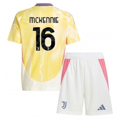 Fotbollsset Barn Juventus Weston McKennie #16 Bortatröja 2024-25 Mini-Kit Kortärmad (+ korta byxor)