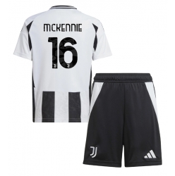 Fotbollsset Barn Juventus Weston McKennie #16 Hemmatröja 2024-25 Mini-Kit Kortärmad (+ korta byxor)