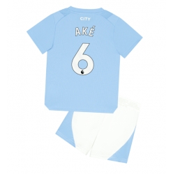 Fotbollsset Barn Manchester City Nathan Ake #6 Hemmatröja 2023-24 Mini-Kit Kortärmad (+ korta byxor)