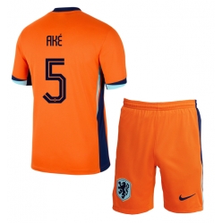 Fotbollsset Barn Nederländerna Nathan Ake #5 Hemmatröja EM 2024 Mini-Kit Kortärmad (+ korta byxor)