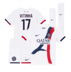 Fotbollsset Barn Paris Saint-Germain Vitinha #17 Bortatröja 2024-25 Mini-Kit Kortärmad (+ korta byxor)