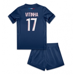 Fotbollsset Barn Paris Saint-Germain Vitinha #17 Hemmatröja 2024-25 Mini-Kit Kortärmad (+ korta byxor)