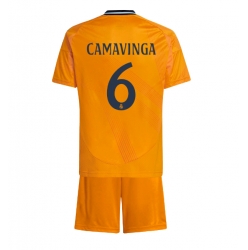 Fotbollsset Barn Real Madrid Eduardo Camavinga #6 Bortatröja 2024-25 Mini-Kit Kortärmad (+ korta byxor)